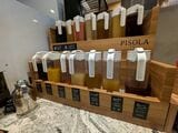 果汁100％ジュースはピッチャーで並ぶ。そのまま飲むだけでなく、ポップにはオススメの割り方も書かれており、さまざまな楽しみ方ができる（筆者撮影）