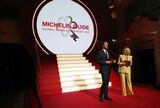 「ミシュランキー2025」セレモニーのオープニング（左がグウェンダル・プレネック氏）（写真：筆者撮影）