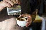 バリスタはさまざまなコーヒーを淹れるスキルを持っている（©オーストラリア政府観光局）