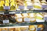 道路側に面した店舗は売店となっており、生菓子類も購入可能（撮影：今井康一）