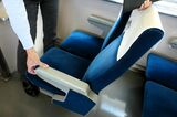 座席はリクライニングできるが、体重をかけておかないと戻ってしまう（記者撮影）