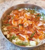 早生みかんと白菜。オーガニックのものだったので皮もたっぷり（画像：『ヒャンミレシピーズ予約のとれない韓国料理教室』）