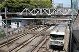 渋谷付近で地上時代の東急東横線をくぐる185系の回送列車（筆者撮影）