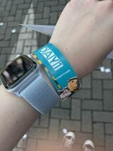 入場バンド。事前購入した電子チケットと交換する仕組みだ