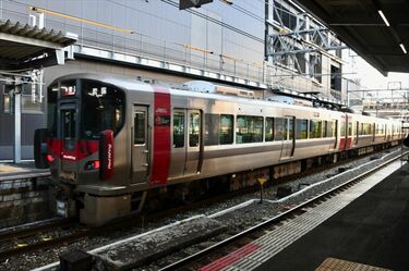 史上初､JR・路面電車｢車両デザイン交換｣なぜ実現 広島｢新駅ビル｣だけ