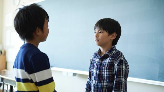 対面するふたりの子ども