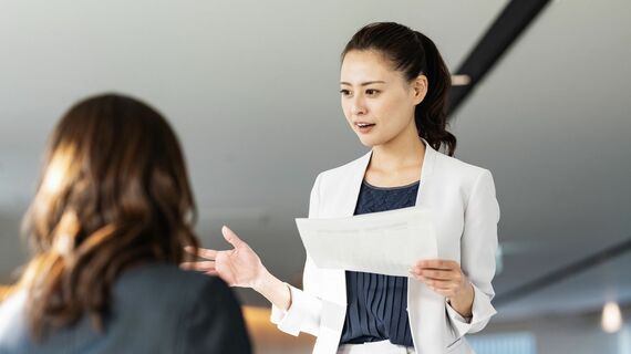 会議で話すキャリアウーマン