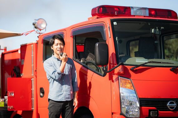 消防車を自家用車として愛用する、会社員のうつみしゅんさん(写真:うつみさん提供)
