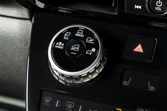 路面状況にあわせて5つのドライブモード（POWER/ECO/NORMAL/ GRAVEL/SNOW）が選択できるドライブモードセレクター