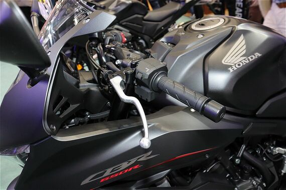 新型CBR650Rのクラッチレバー