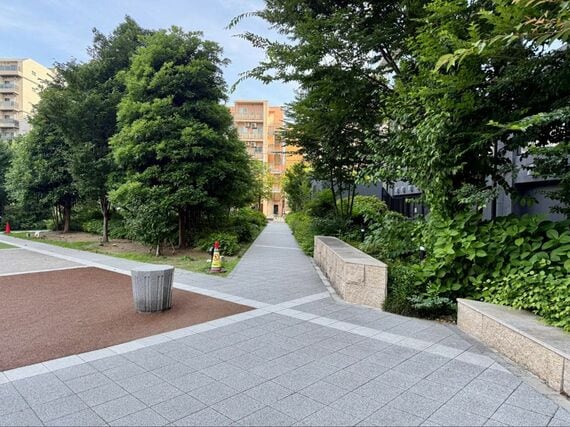 商業施設から住宅につながる道