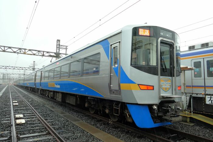 和歌山市方の先頭車。12000系は