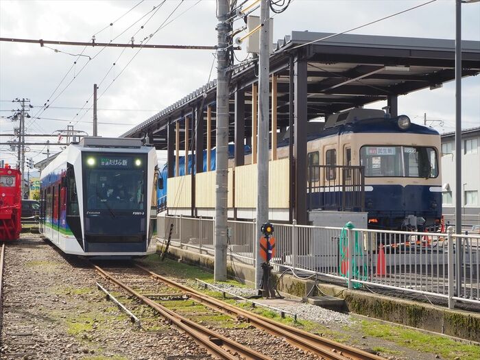かつての名車・200形（右）と並んだF2000形