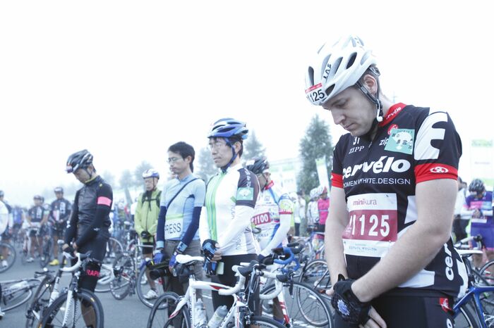 スタート前には黙祷を。きっと彼らが道中を守ってくれる