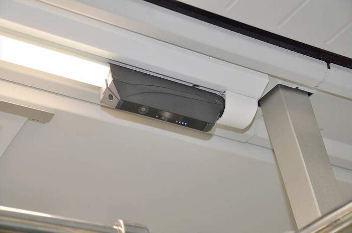 車内には照明と一体型の防犯カメラも設置