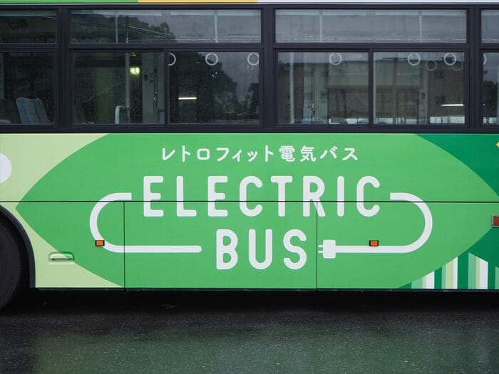 電気バスをPRするロゴが車体各所に