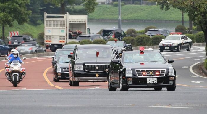 都内での行幸啓、公式行事では警衛用オープンカーを使用。