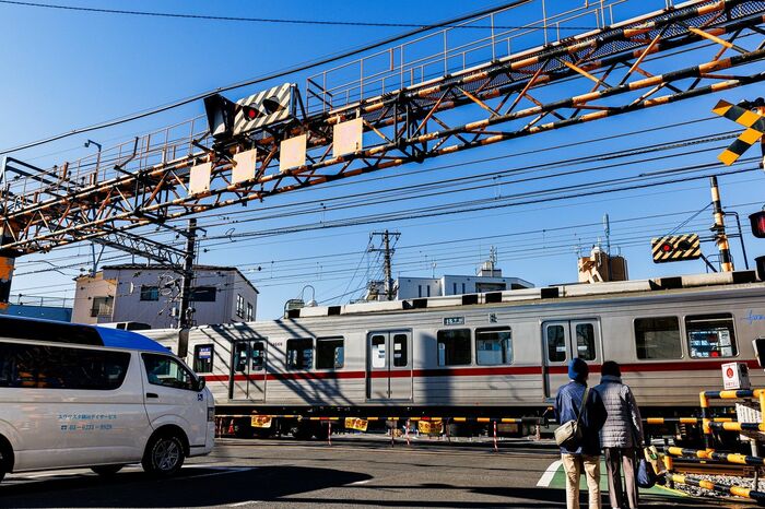 鐘ケ淵駅脇には大きな踏切がある