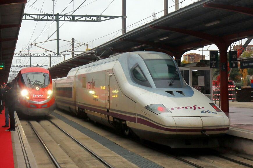 タルゴ社が製造した高速車両「タルゴ350」（Renfe 102形）（撮影：橋爪智之）