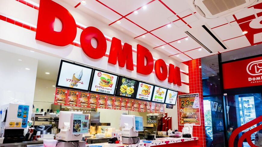 2023年7月28日に「復活」したドムドムハンバーガー赤羽イオンスタイル店。ポップなロゴやマークを活かしたおしゃれな空間だ（撮影：今井康一）