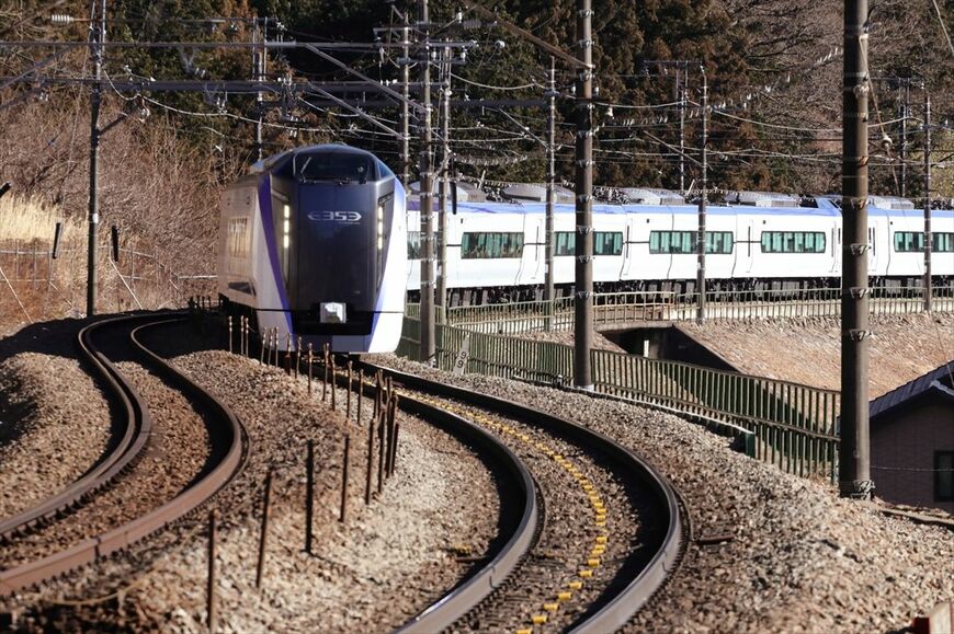 中央東線特急の新たな顔となったE353系。「あずさ」「かいじ」で運用される（撮影：南正時）