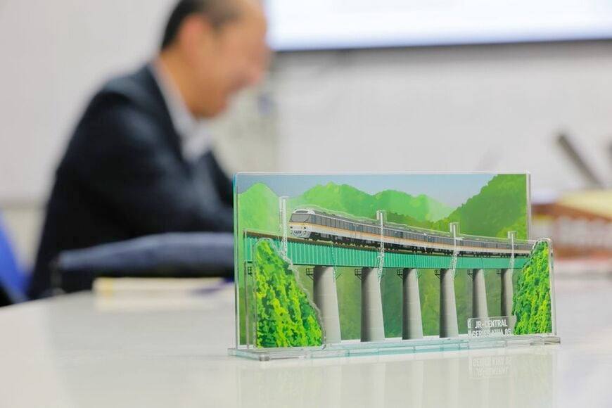 製品化された「サウンドアクリルスタンド（キハ85系）」 こだわった禁煙マークは最後尾車両のもので製品上では認識することは残念ながら困難だ（筆者撮影）