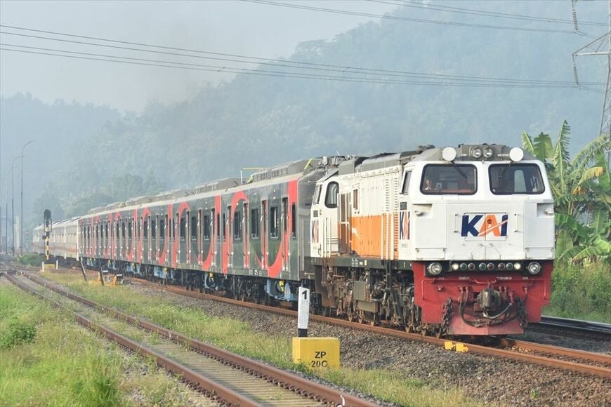 中部ジャワでの試運転を終え、ジャカルタに配給輸送されるCLI-225型のうち前6両（筆者撮影）