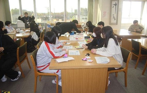 机で向かい合って生徒らが話している