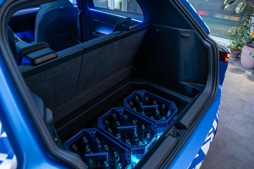 燃料タンクなどがあるガソリン車にはできない、驚くほど深い荷室（写真：Volkswagen AG）
