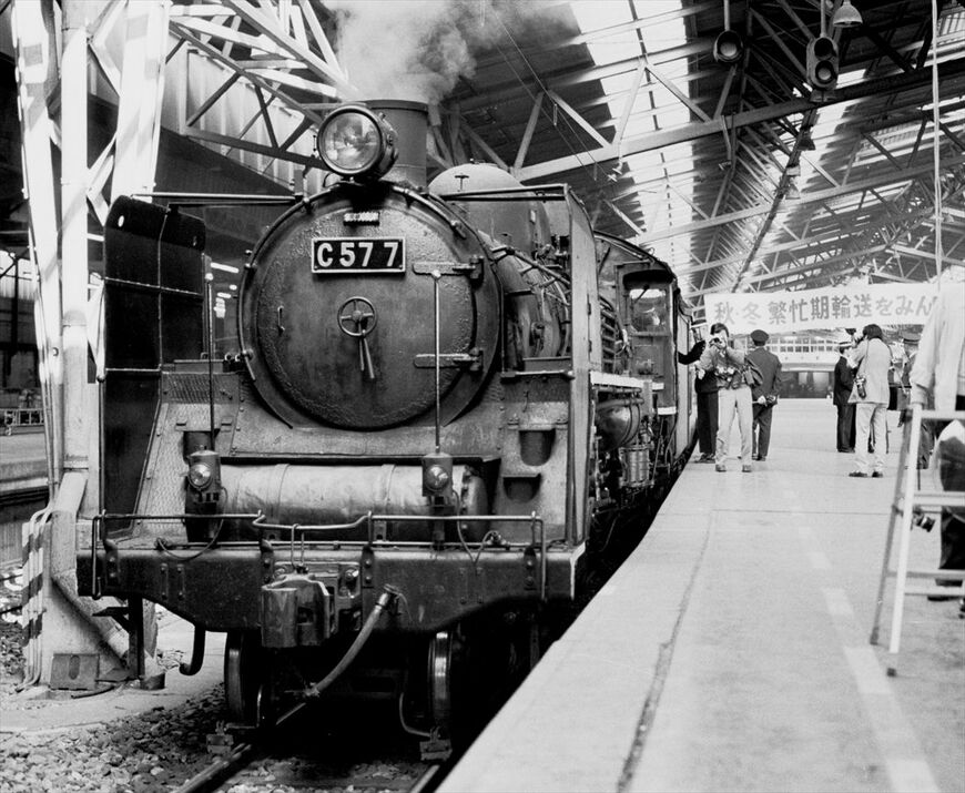 汐留駅に停車する鉄道100年の記念列車＝1972年（撮影：南正時）