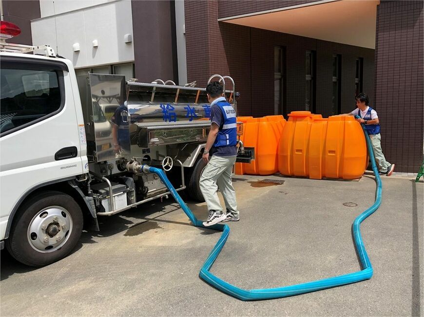 西日本豪雨の避難所。給水車と自家発電機を駆使することで水洗トイレのような状況を作った（写真：NPO法人日本トイレ研究所）