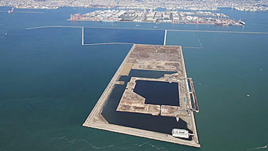 大阪湾広域臨海環境整備センターの神戸沖埋立処分場（写真：大阪湾広域臨海環境整備センターHP）