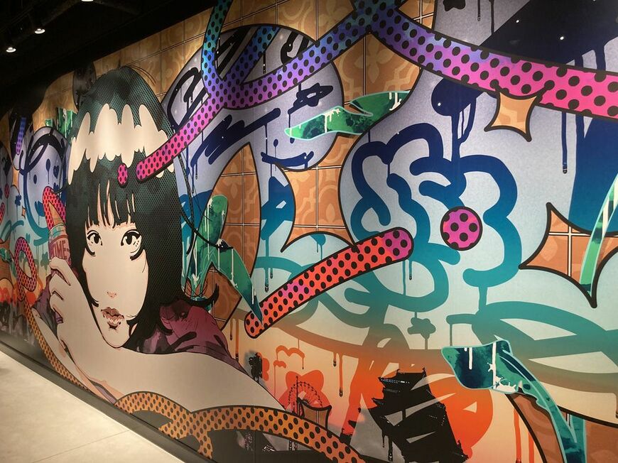 なんとなくストリート感のある、壁面のアート（筆者撮影）