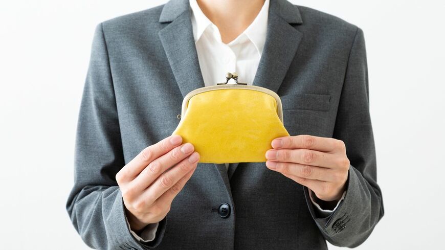 お財布を両手で持つビジネスパーソン