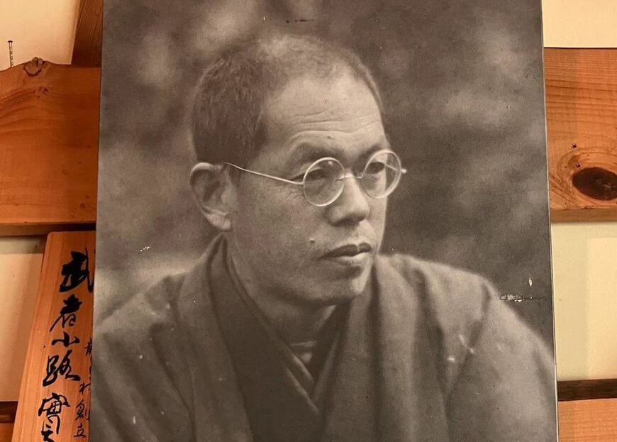 新しき村を開設した作家の武者小路実篤（日向新しき村の記念館にあった肖像写真を撮影）