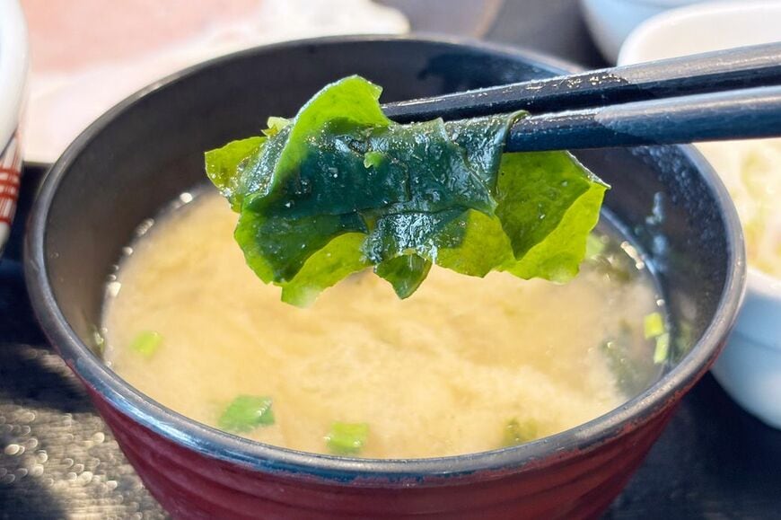一見するとネギとわかめだけですが、底にはアオサも入っているみそ汁（筆者撮影）