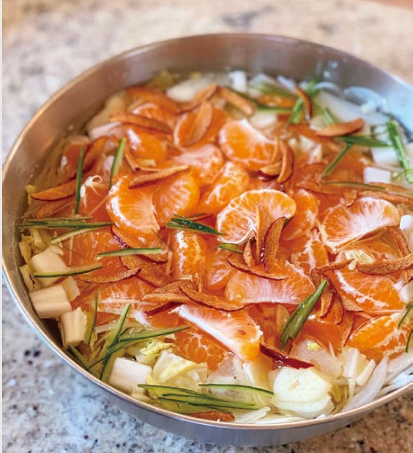 早生みかんと白菜。オーガニックのものだったので皮もたっぷり（画像：『ヒャンミレシピーズ予約のとれない韓国料理教室』）