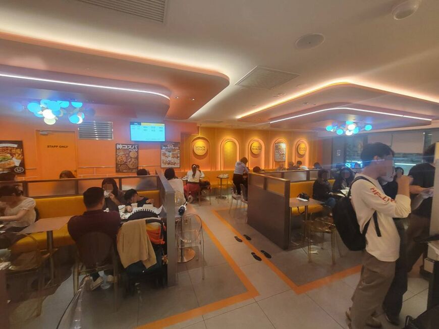 1階が厨房で、客席は2階と地下1階。写真は2階。若者を中心にぼちぼちの客入り。インバウンドの姿もあった（筆者撮影）