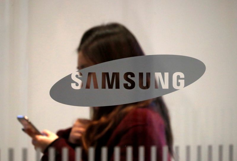韓国のサムスン電子が１１日に米サンフランシスコで発表する予定の縦開きデザインの新型スマートフォン（スマホ）「ギャラクシーＺフリップ」のテレビコマーシャルが９日、ハリウッドで開催されたアカデミー賞授与式の合間に突如放映された。写真は昨年１月撮影。（２０２０年　ロイター/Kim Hong-Ji）