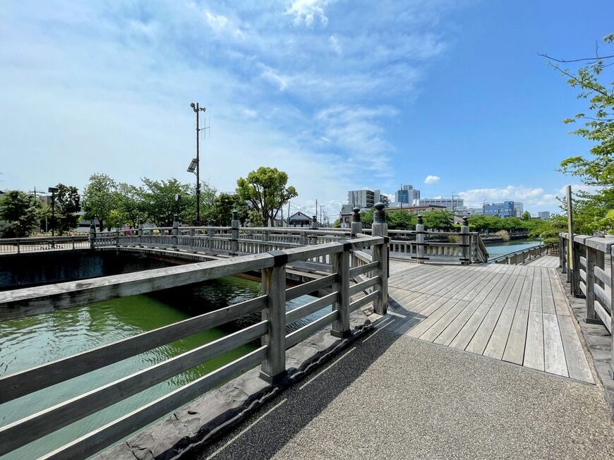 船堀はかつて舟運の街だった。駅から船堀街道を北にまっすぐ歩くと、すぐに新川につきあたる。江戸時代に開削された舟運の川だ。塩田のあった千葉の行徳から塩が江戸に運ばれ、新川は塩の道とも呼ばれた（筆者撮影）   