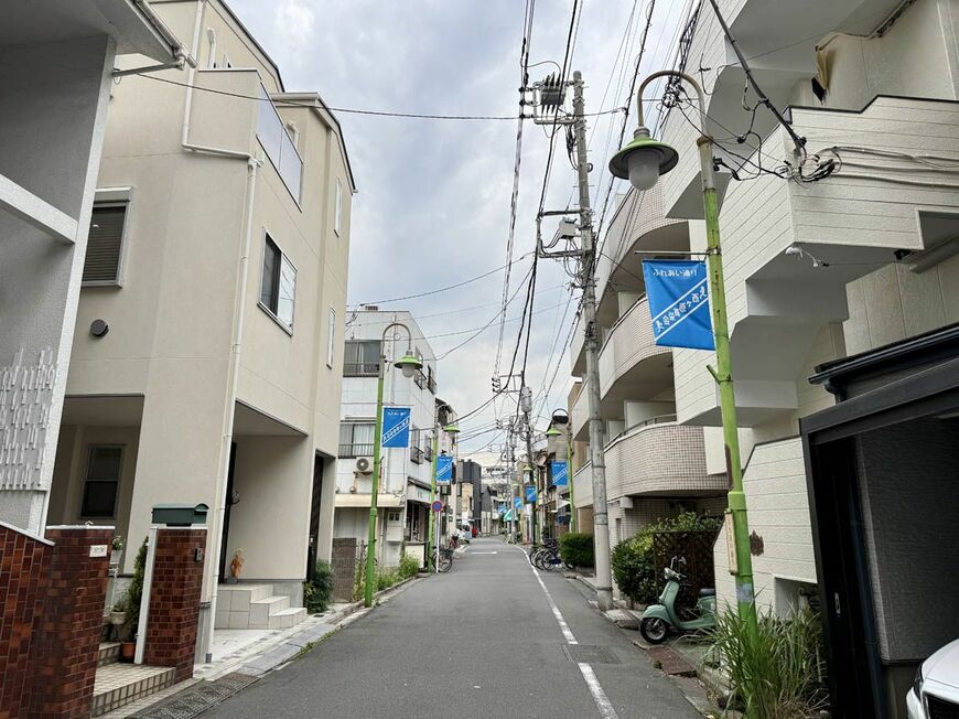 ふれあい通りはどちらかというと住宅街の雰囲気（写真：筆者撮影）