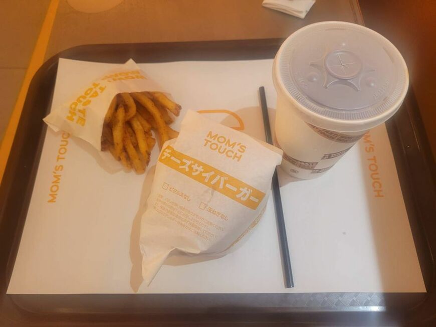 「チーズサイバーガー」とポテト、ドリンクのセット（筆者撮影）