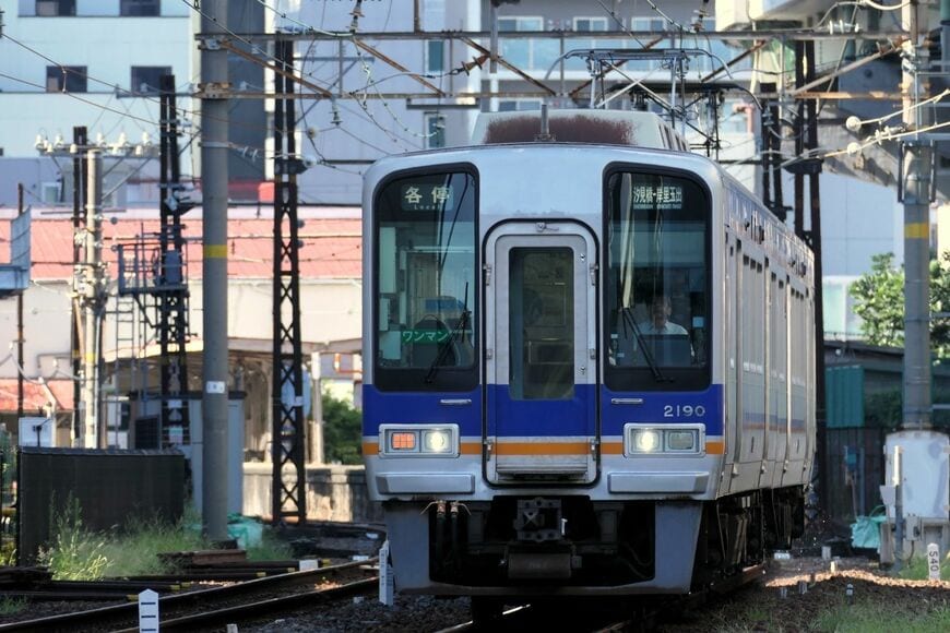 汐見橋駅を発車した2000系（記者撮影）