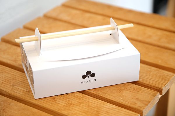 6個入りの箱の取っ手は割り箸と、エコなデザインだ（撮影：今井 康一）