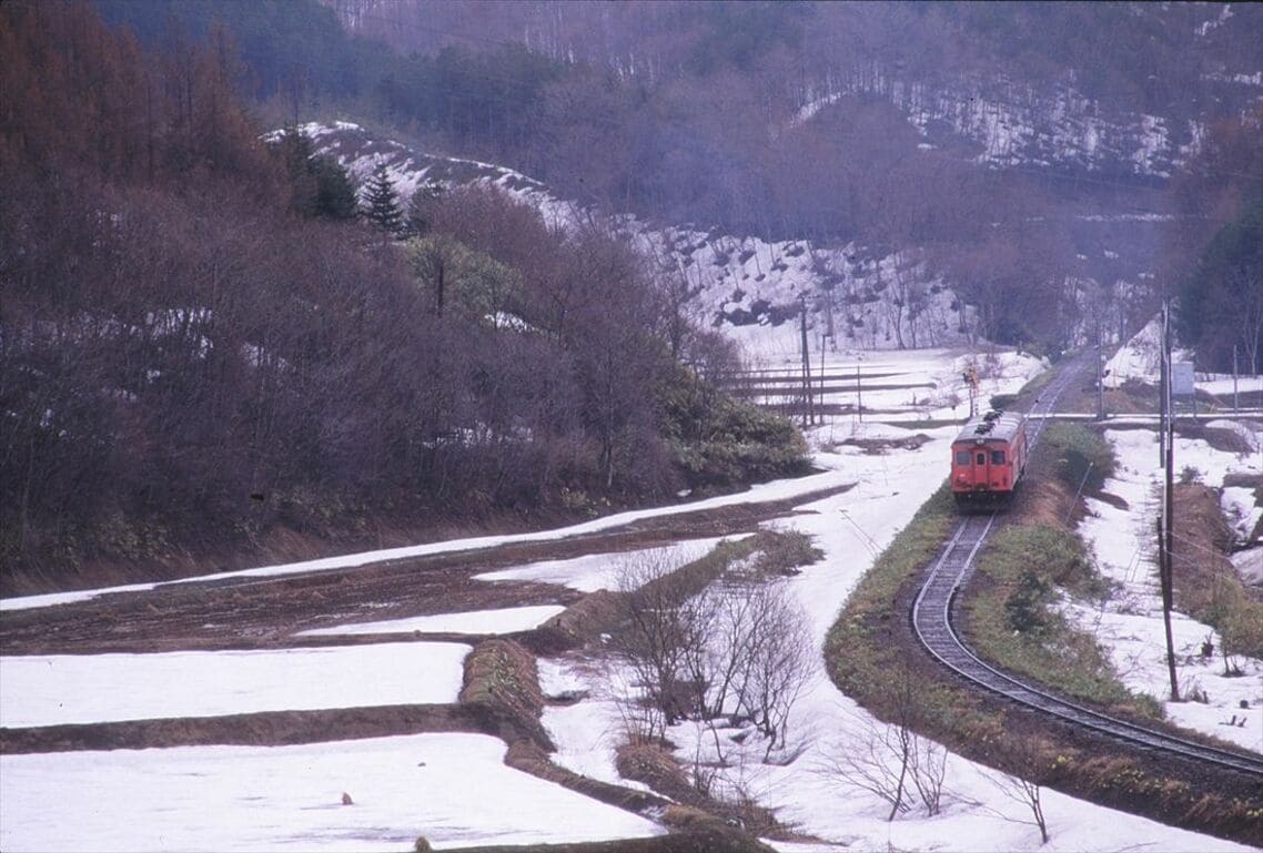 雪景色の岩内線を走る列車
