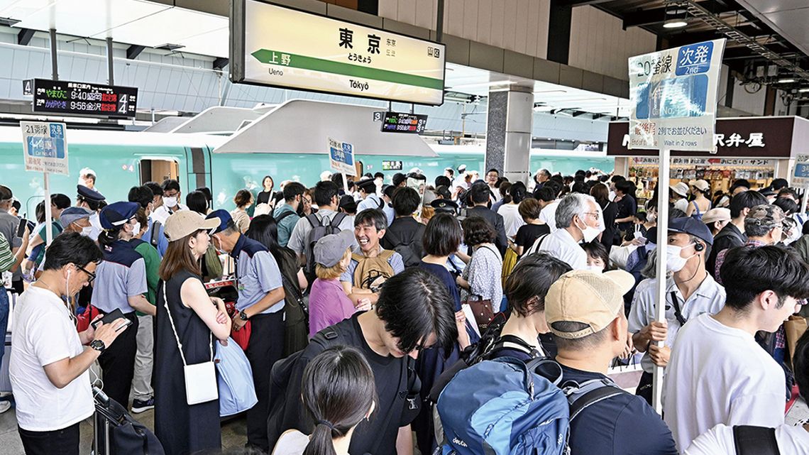 乗客でごった返すJR東京駅の新幹線ホーム