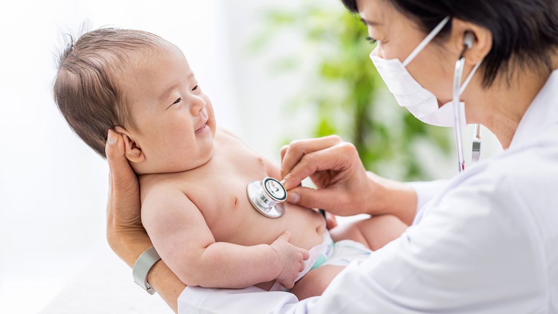 赤ちゃんを診察する女性医師