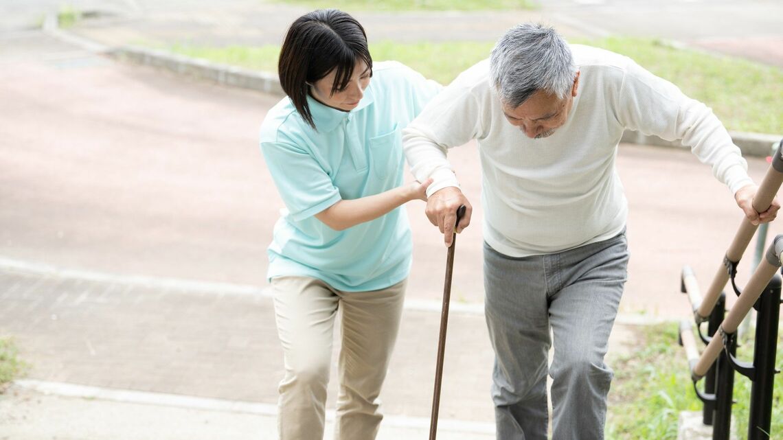 いつまでも自分の足で歩くために欠かせない「BCAA」とは（写真：プラナ／PIXTA）
