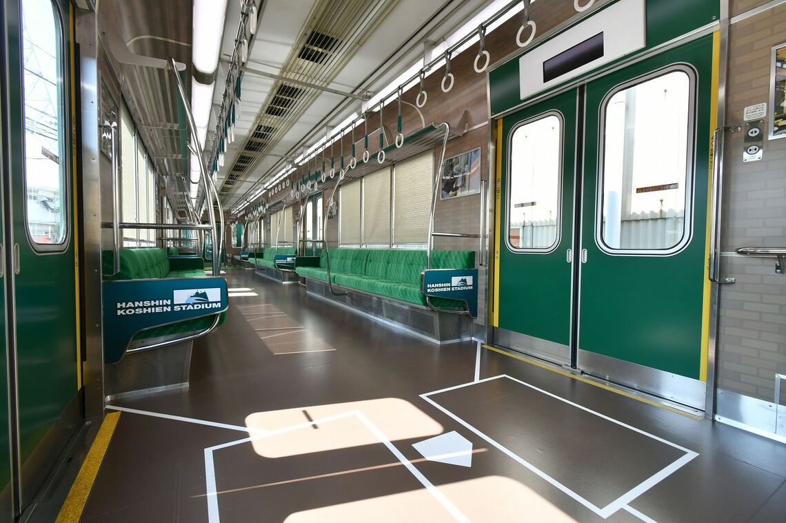 「甲子園号」の車内。バッターボックスが描かれている（筆者撮影）