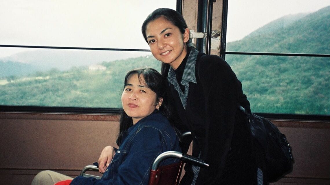 くも膜下出血で車いす生活になった母親と町さん。箱根にて(写真:町さん提供)